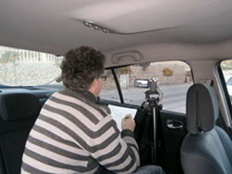 foto de un detective privado real trabajando desde su coche