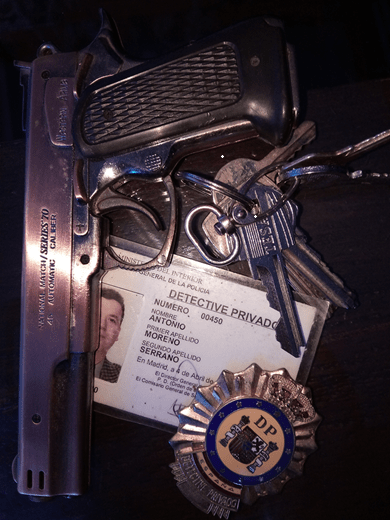 MATERIAL REAL DE UN DETECTIVE PRIVADO ESPAÑOL